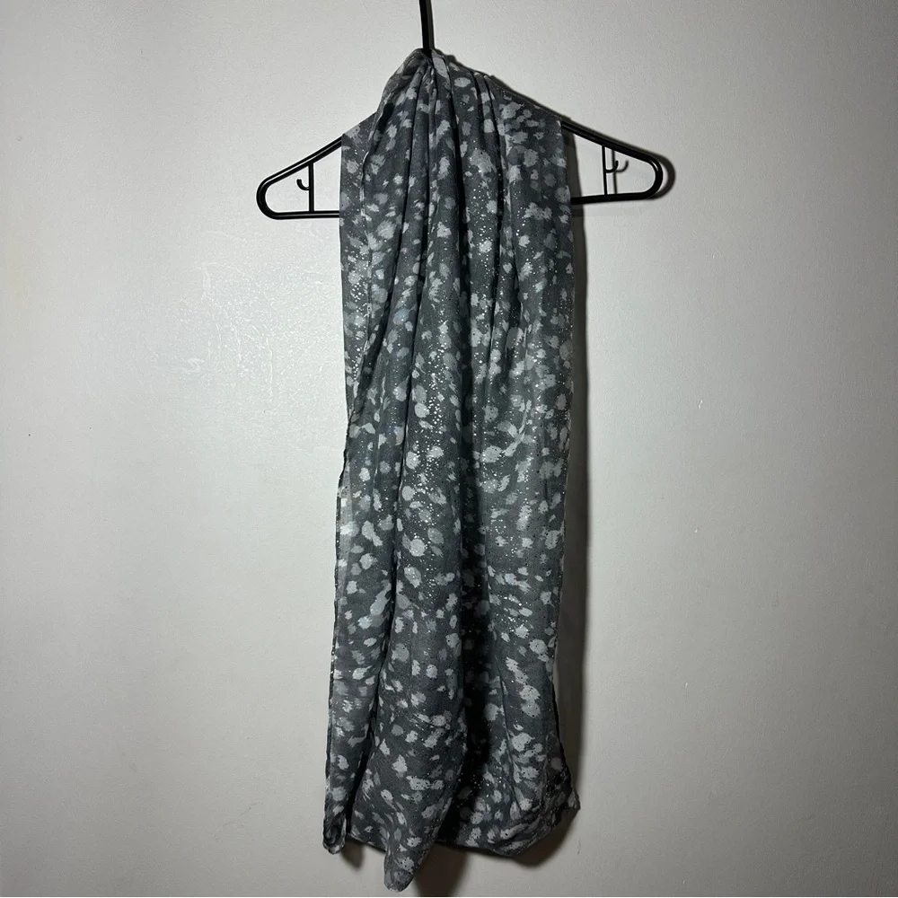 Chico’s NWT Fawn Fun Foil Infinity Gray Patterned Scarf Minimalist Casual Chic